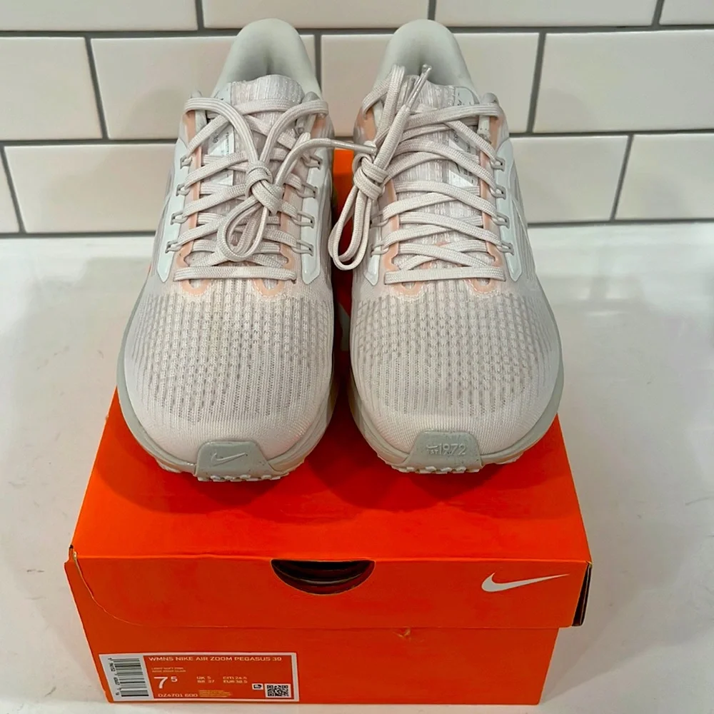 ** NWT** Women’s Nike Air Zoom Pegasus Size 7.5 - Picture 3 of 5